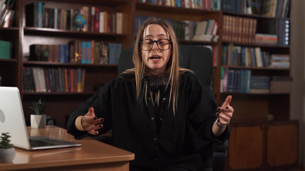 la chica está sentada en la mesa en una silla, y ella comienza a decir algo