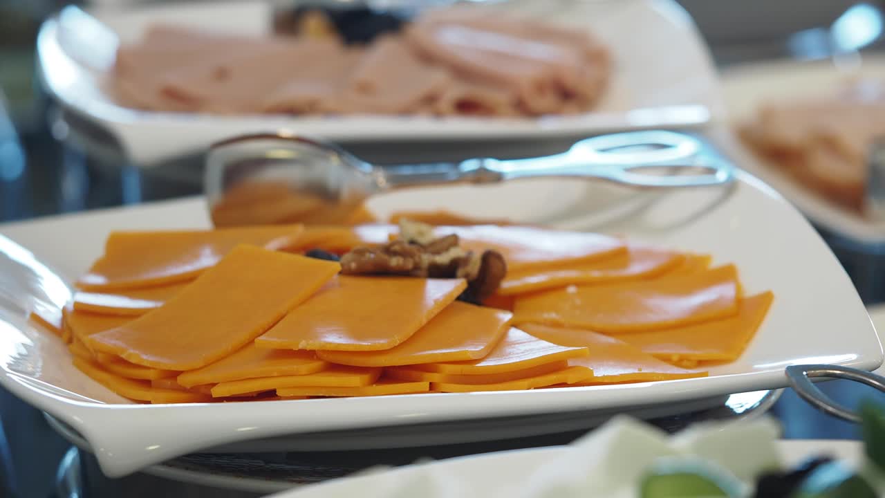 뷔페 오렌지 에서 치즈 를 전시 하는 것