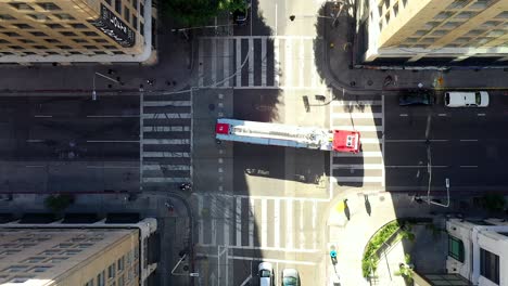 Esta-Es-Una-Toma-Aérea-Directa-A-Una-Intersección-Con-Un-Camión-De-Bomberos-Conduciendo.