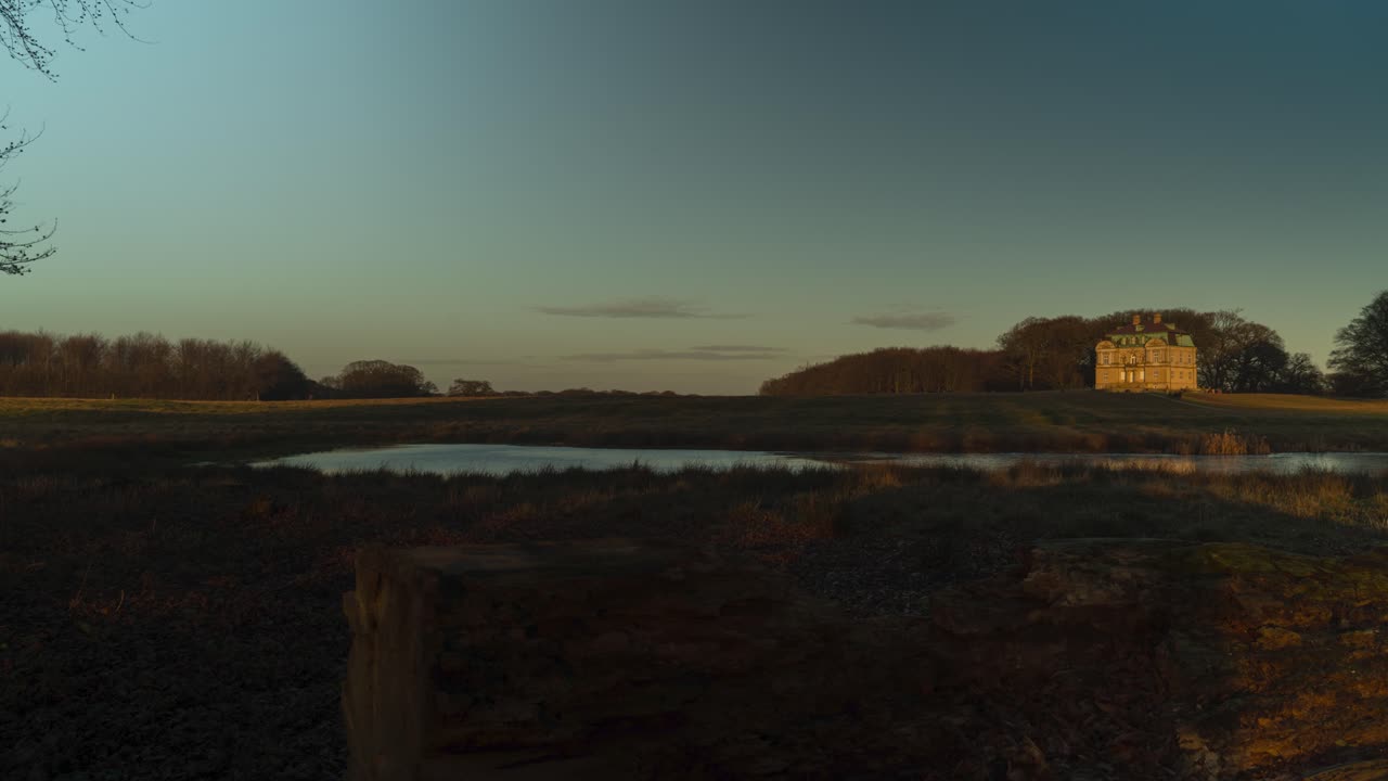 la gente entra y sale de un refugio de caza de lujo en dinamarca, lapso de tiempo