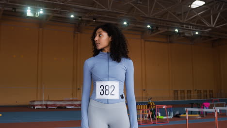 mujer joven en la pista de atletismo