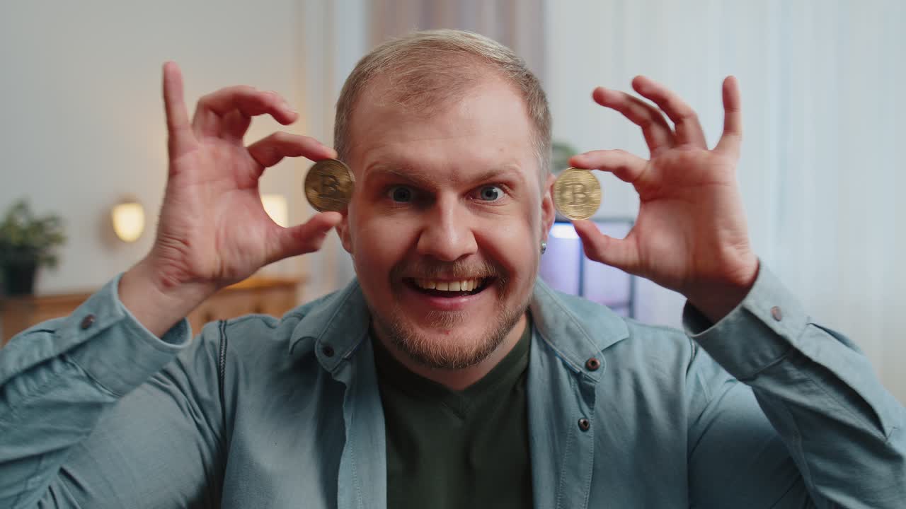 온라인 모니터링 거래 작업을 통해 비트코인을 벌어들이는 주식 거래자