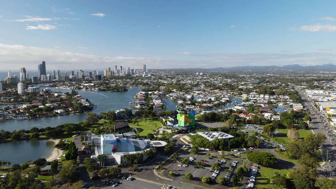 HOTA, Home of the Arts, circondato da parchi e un lago, con Surfers Paradise, Australia, come sfondo. Vista drone.