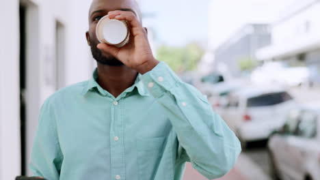 ciudad, café y teléfono de hombre negro caminando