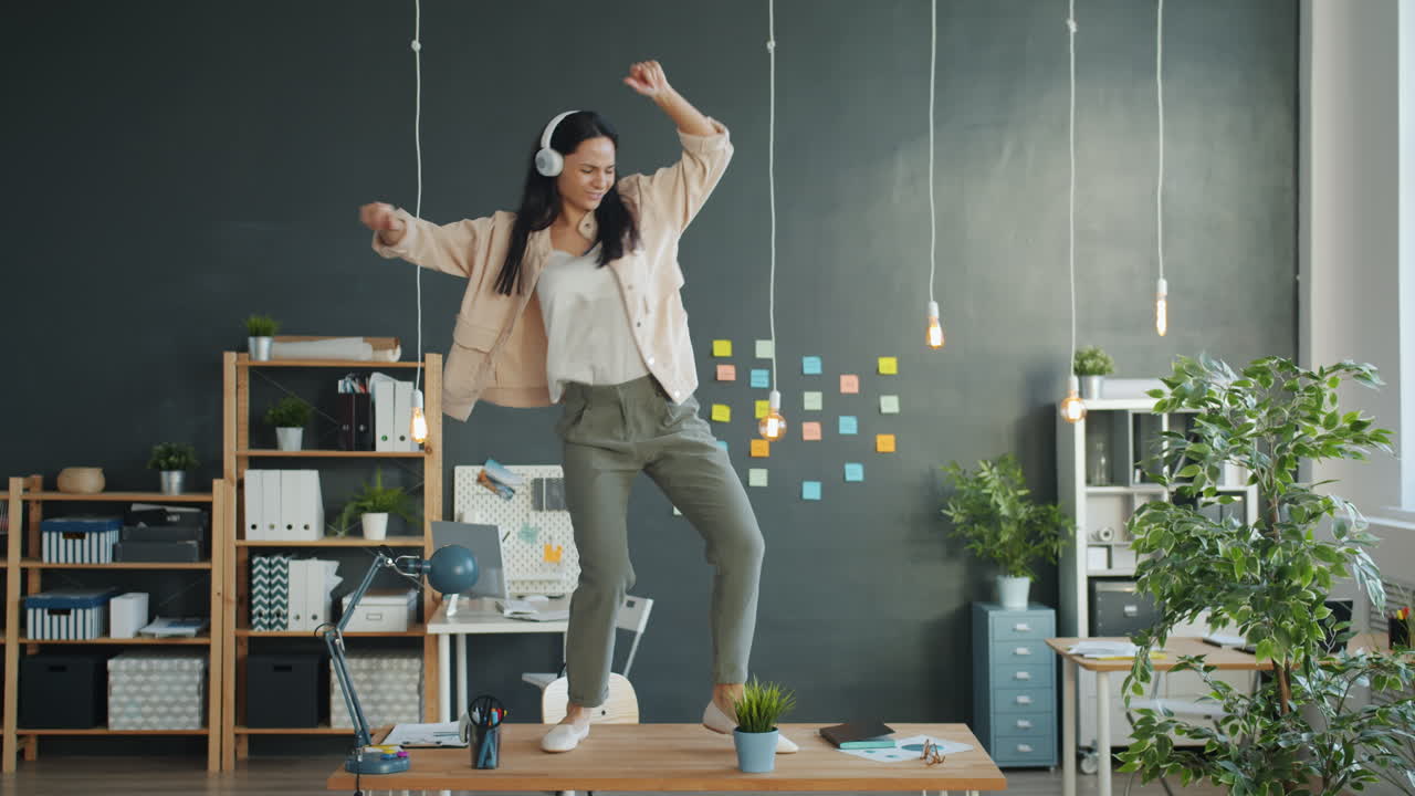 Donna che balla su una scrivania in un ufficio