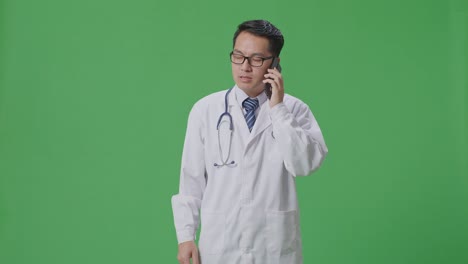 스트레스를 받은 의사 전화 통화