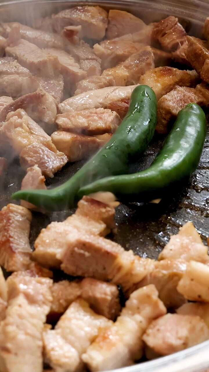Deliziosa pancetta di maiale coreana al barbecue e peperoni in cottura su una griglia