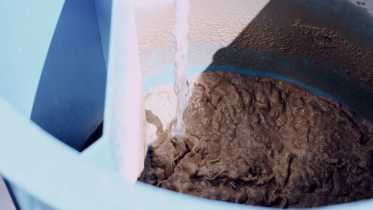 서에서 콘크리트와 물을 는 것은 건설 작업에 필수적입니다.