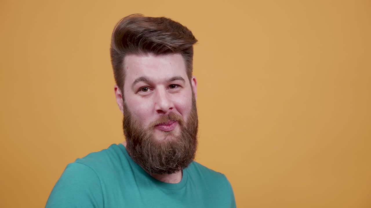 hombre con barba sonriendo