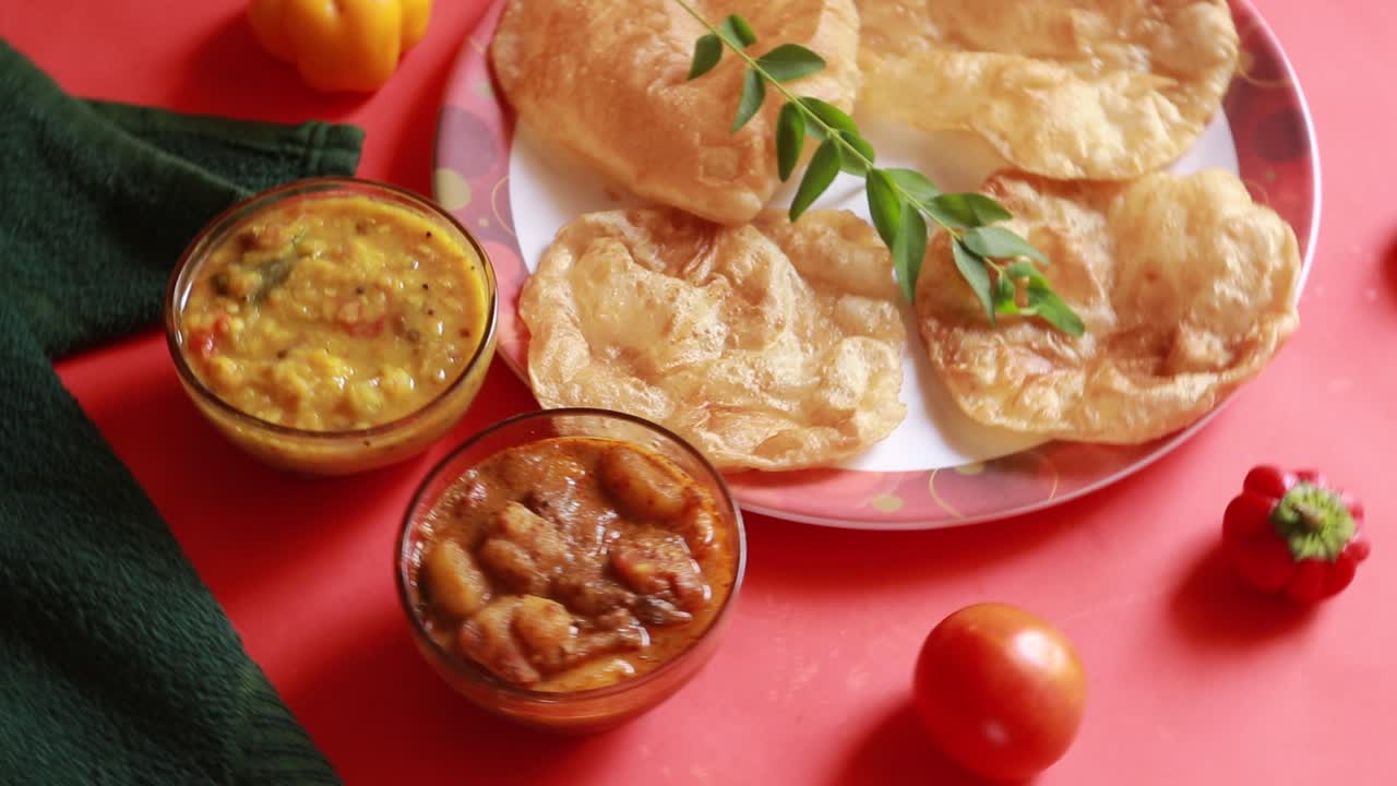 rotación chole bhature o curry de garbanzos y puri frito servido en vajilla de terracota sobre fondo