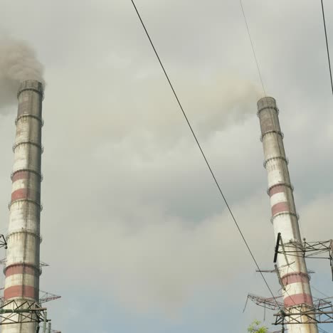 Schwarzer-Rauch-Kommt-Aus-Den-Rohren-Eines-Wärmekraftwerks