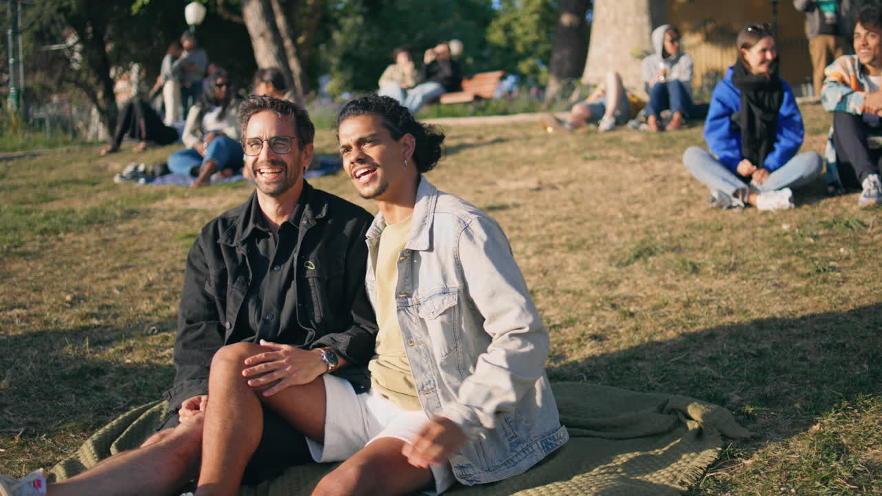 공원 에서 피크닉 을 즐기는 행복 한 동성애자 부부