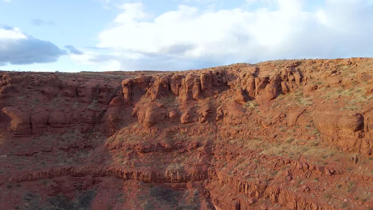 acantilados de arenisca de roca roja de la erosión natural en el desierto de utah, antena