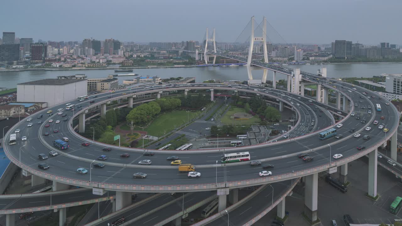 중국 상하이의 난푸 다리 (nanpu bridge) 스파이럴 도로 (spiral road) 에서의 교통의 움직임과 시간 간격은 4k 영상으로 밤부터 낮까지입니다.