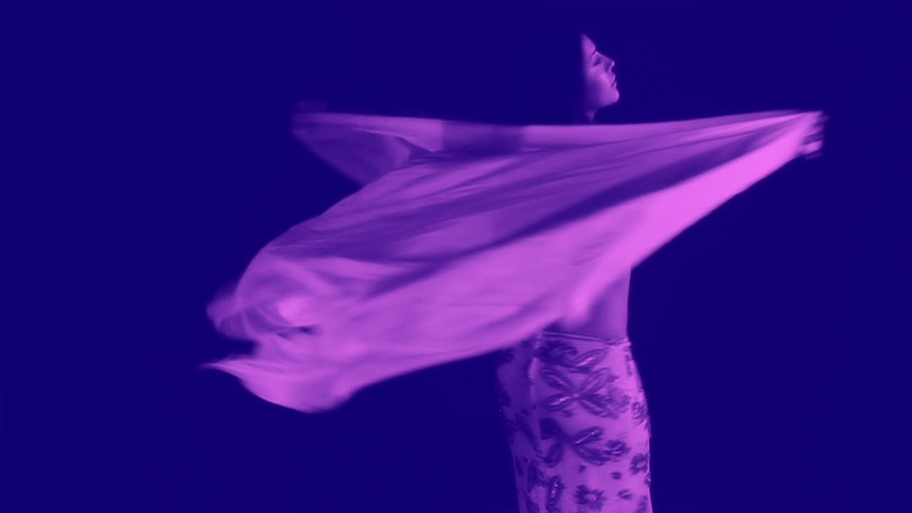 mujer bailando tradicionalmente 52