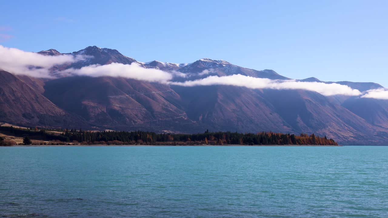 lapso de tiempo de nubes bajas rodantes sobre los alpes del sur de la cuenca mackenzie en el lago ohau