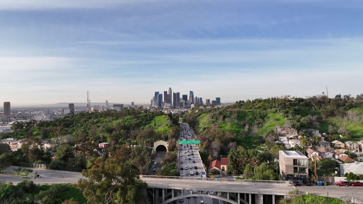 Vista dell'autostrada su Los Angeles durante l'inverno
