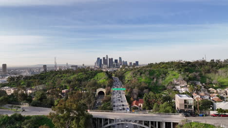 vista de la autopista en los angeles durante el invierno