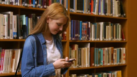 estudiante usando su teléfono inteligente