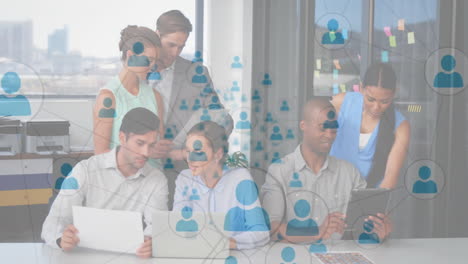 equipo de negocios colaborando con conexiones de red animación en el entorno de la oficina