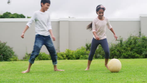 Fröhliche-Fußballsportler,-Die-Kinder-Spielen