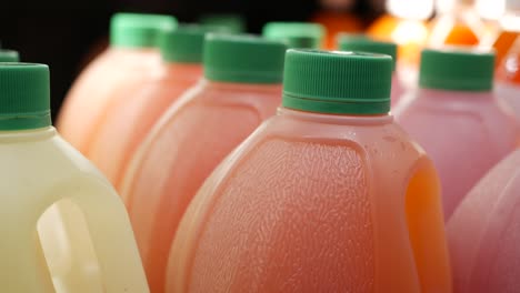 botella de plástico de jugo de naranja en un estante,