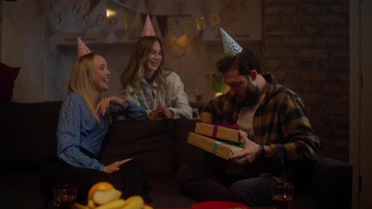 생일을 축하하는 친구들