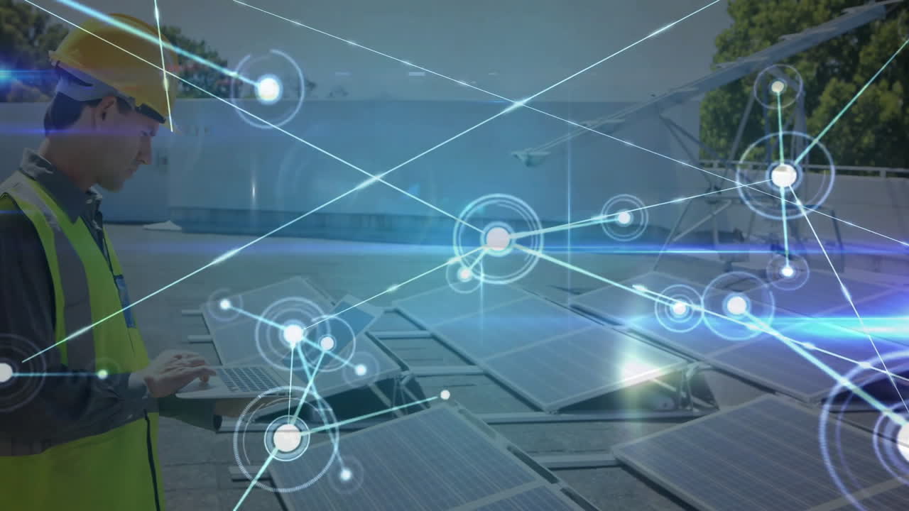 ingeniero que trabaja con paneles solares, redes de conexiones y animación de procesamiento de datos