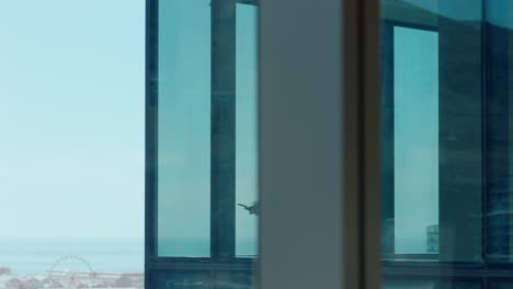 hombre de negocios asiático exitoso usando un teléfono inteligente enviando mensajes de texto mirando por la ventana ejecutivo corporativo enviando correos electrónicos en el teléfono móvil trabajando hasta tarde administrando la compañía