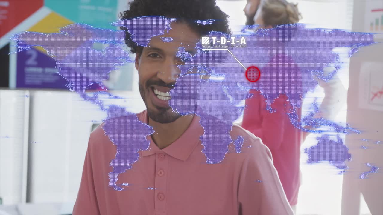 animación del procesamiento de datos y el mapa del mundo sobre diversas personas de negocios en la oficina