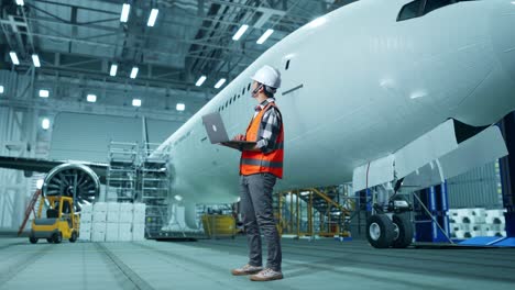 técnico de mantenimiento de aviones que trabaja en el hangar