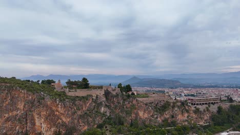 Vista-Aérea-De-La-Fortaleza-De-Akronauplia-Y-La-Ciudad-De-Nauplio-En-La-Región-Del-Peloponeso,-Grecia.