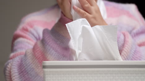 las mujeres recogen papel higiénico de la caja de pañuelos blancos para las manos limpias