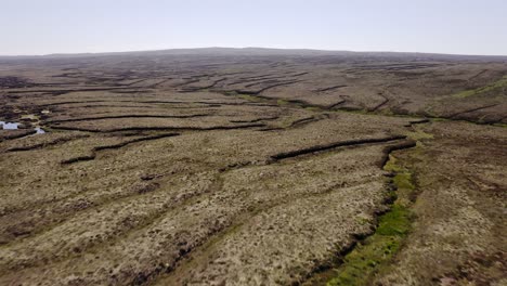 tiro de dron de una tierra de turba natural, que contiene bancos de turba utilizados para cortar turba para combustible