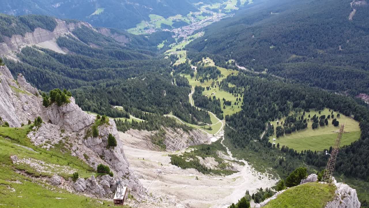teleférico a la cima del pico de la montaña seceda en urtijei, tirol del sur, alpes italianos, dolomitas, italia - vista aérea de drones
