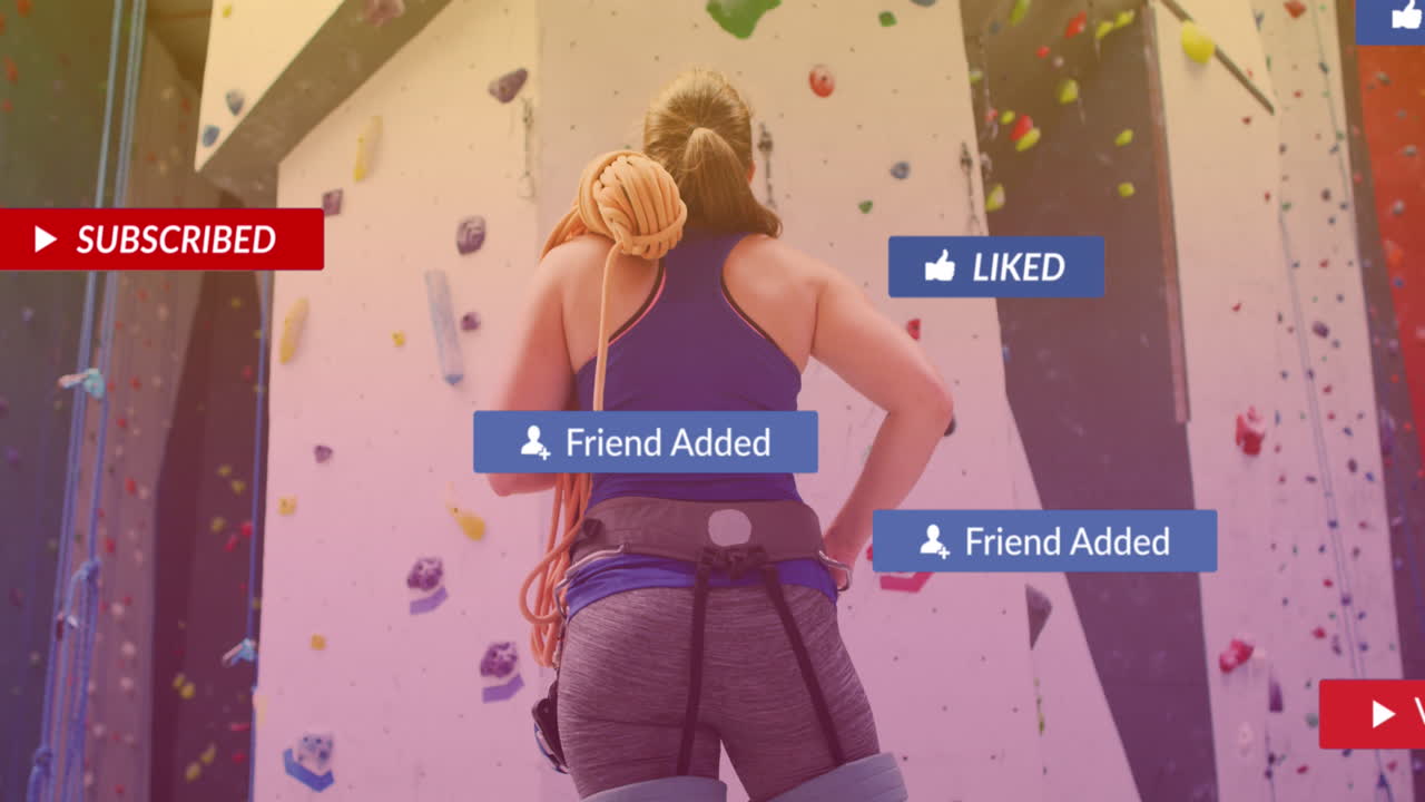 burbujas de habla con iconos digitales contra caucásica mujer en forma con una cuerda a punto de escalar una pared