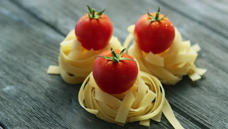 Racimos-De-Pasta-Con-Tomates-Mojados