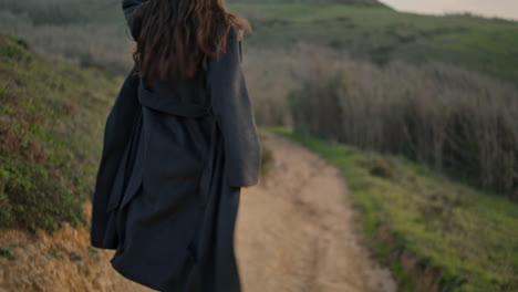 las piernas de la mujer corriendo por el camino con botas negras de cerca. niña activa corriendo por la carretera.