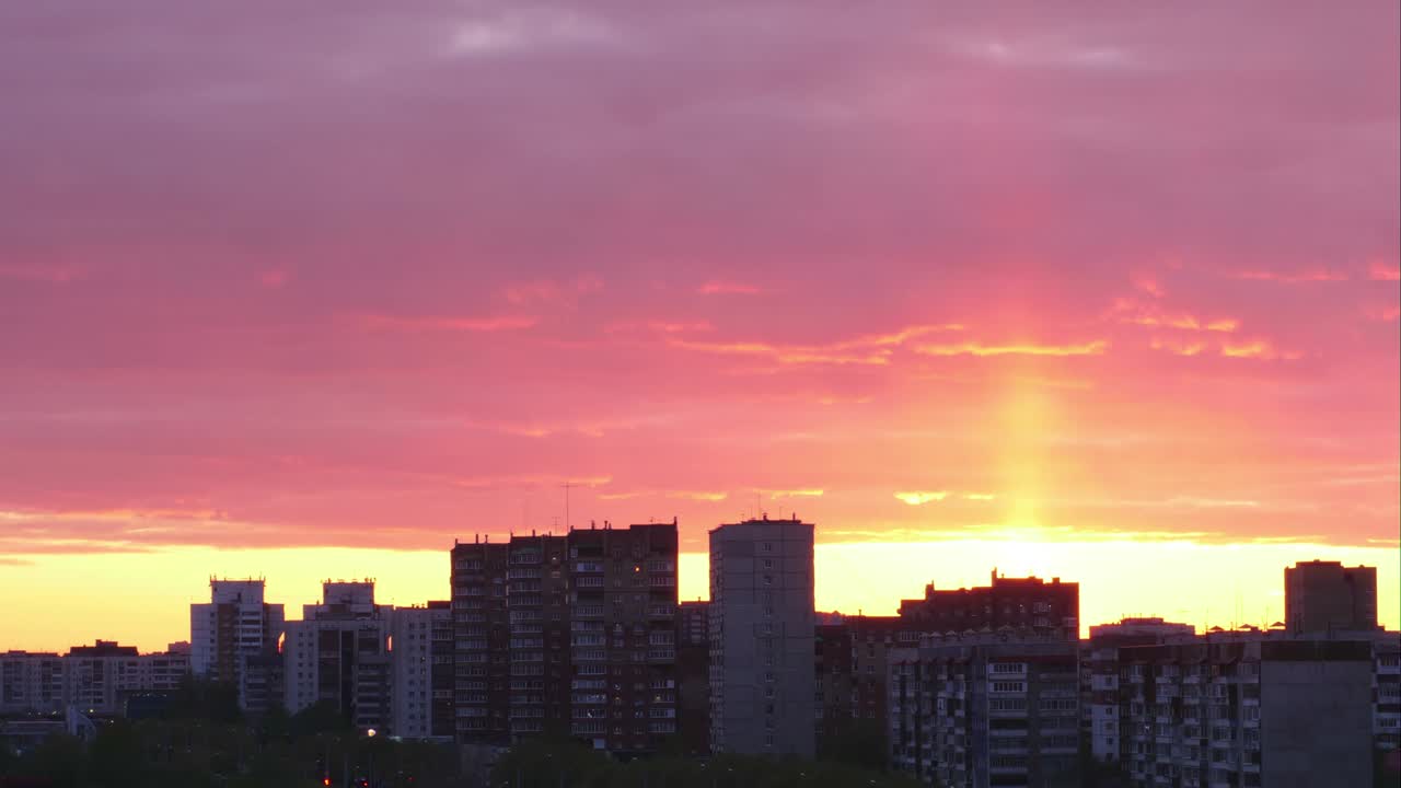 hermosa vista del cielo al atardecer en la ciudad con edificios