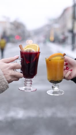 bebidas de invierno en la nieve