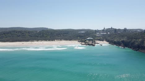 Panorama-Of-The-Rocky-Headland-Between-The-Main-Beach-And-South-Gorge-Beach-In-Queensland,-Australia