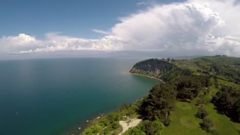 Eine-Drohnenaufnahme-Einer-Felsigen-Golfklippe,-Die-Sich-Langsam-Weiter-Entfernt-Und-Etwas-Nach-Oben-Fliegt