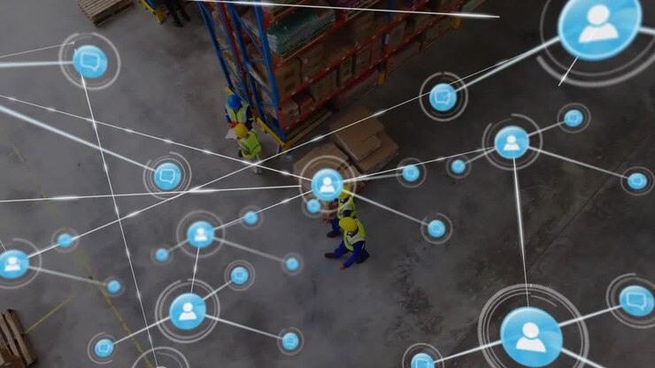 Video verticale: Nodo in espansione, 3 membri del team che controllano un pallet tra gli scaffali, con giubbotti e cappelli, e una rete in crescita.