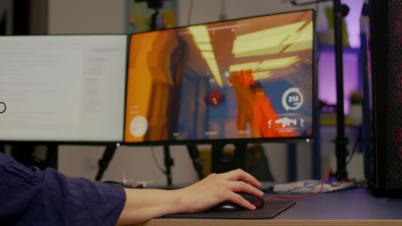 primer plano de un streamer profesional con el ratón rgb