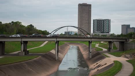 Este-Video-Trata-Sobre-Un-Lapso-De-Tiempo-De-Autos-Que-Pasan-Por-El-Pantano-De-Búfalo-En-El-Puente-En-Houston,-Texas