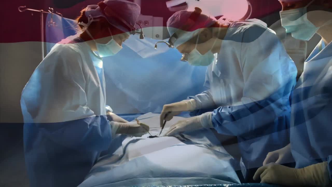 Animazione della bandiera olandese che sventola sopra chirurghi in sala operatoria