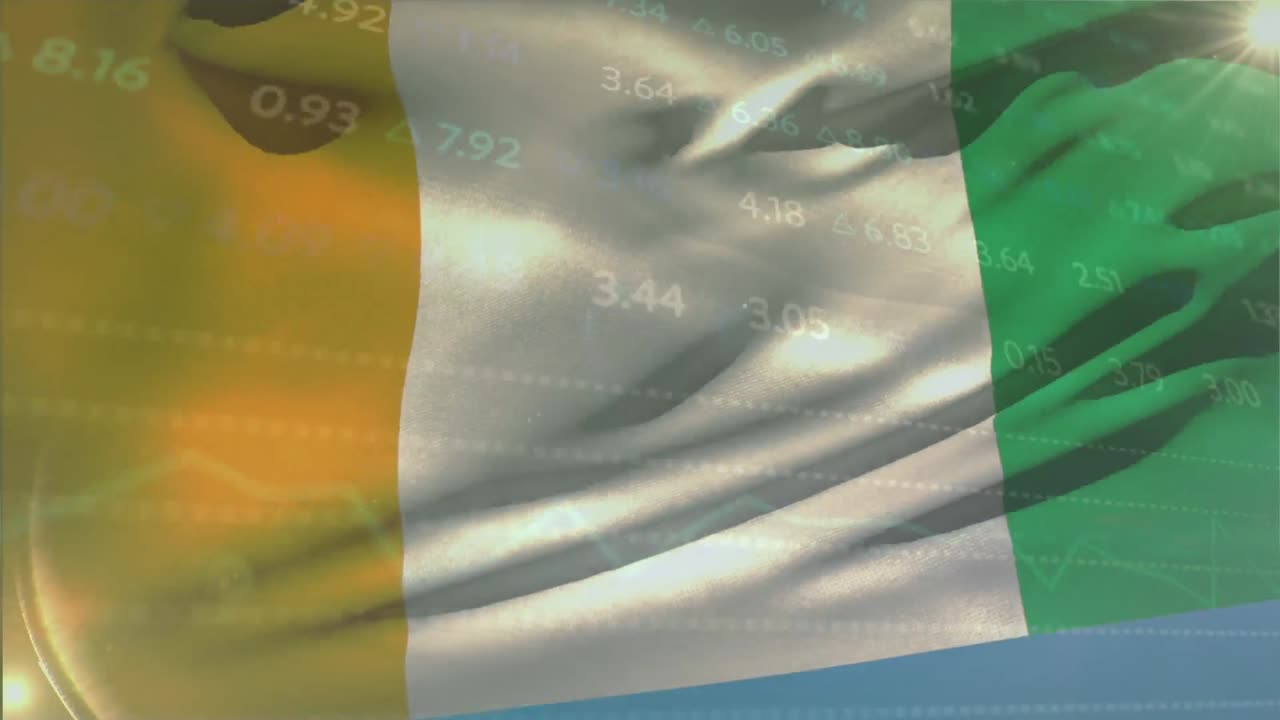 animación del procesamiento de datos del mercado de valores contra la bandera de costa de marfil ondeando