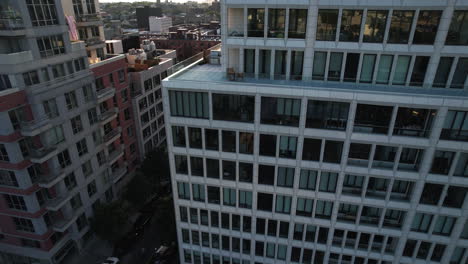 Vista-Aérea-Alrededor-De-Ventanas-Y-Detalles-En-Un-Condominio-Moderno,-Puesta-De-Sol-En-Brooklyn,-Ny,-Usa---Dando-Vueltas,-Tiro-De-Drones