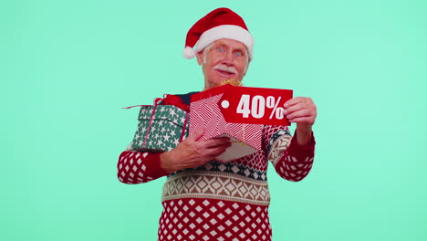 Abuelo-En-Suéter-Navideño-Mostrando-Caja-De-Regalo-Y-Texto-De-Banner-De-Inscripciones-Con-40-Por-Ciento-De-Descuento