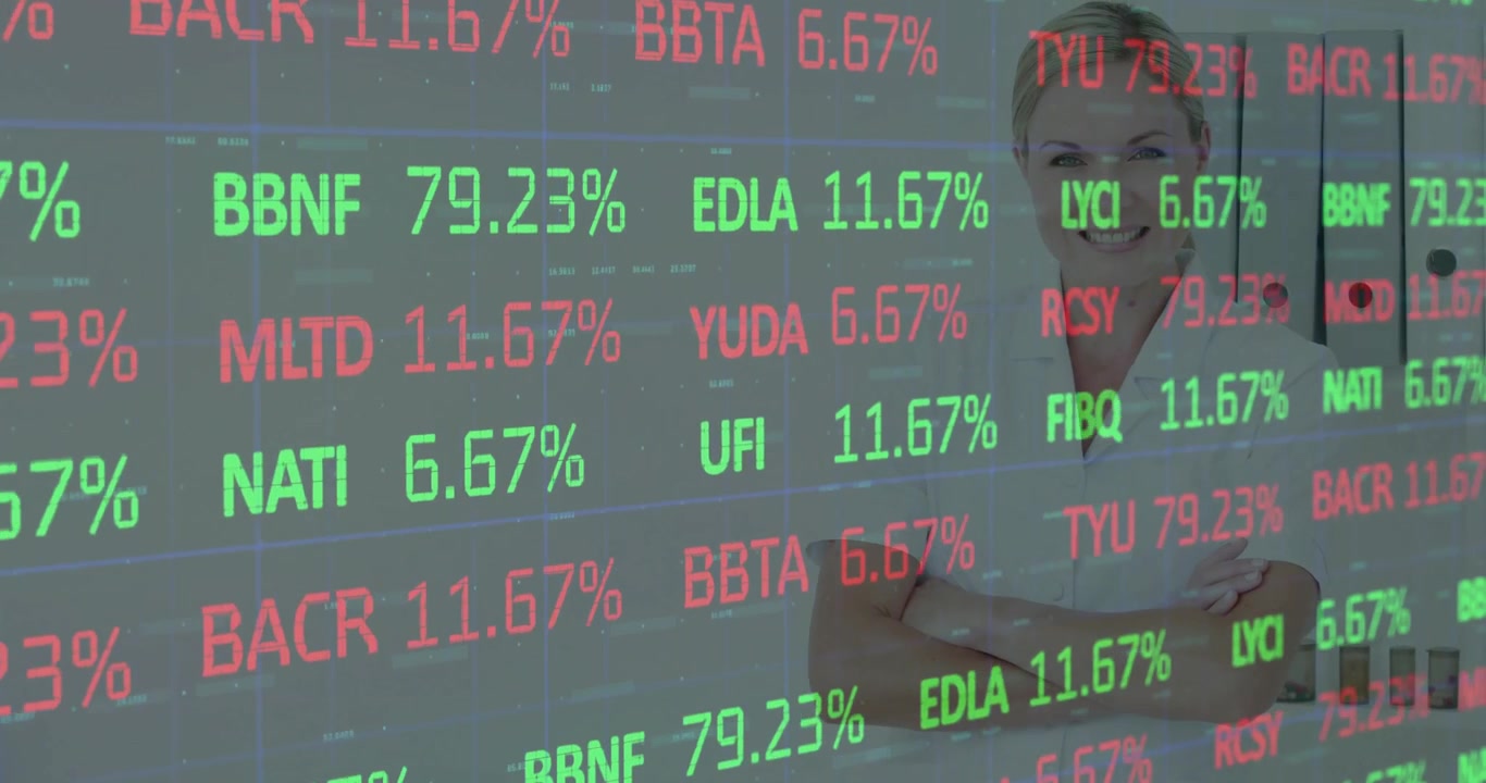 Professionista in piedi a braccia conserte in ufficio, con un ticker trasparente che aggiorna le percentuali di azioni rosse e verdi.